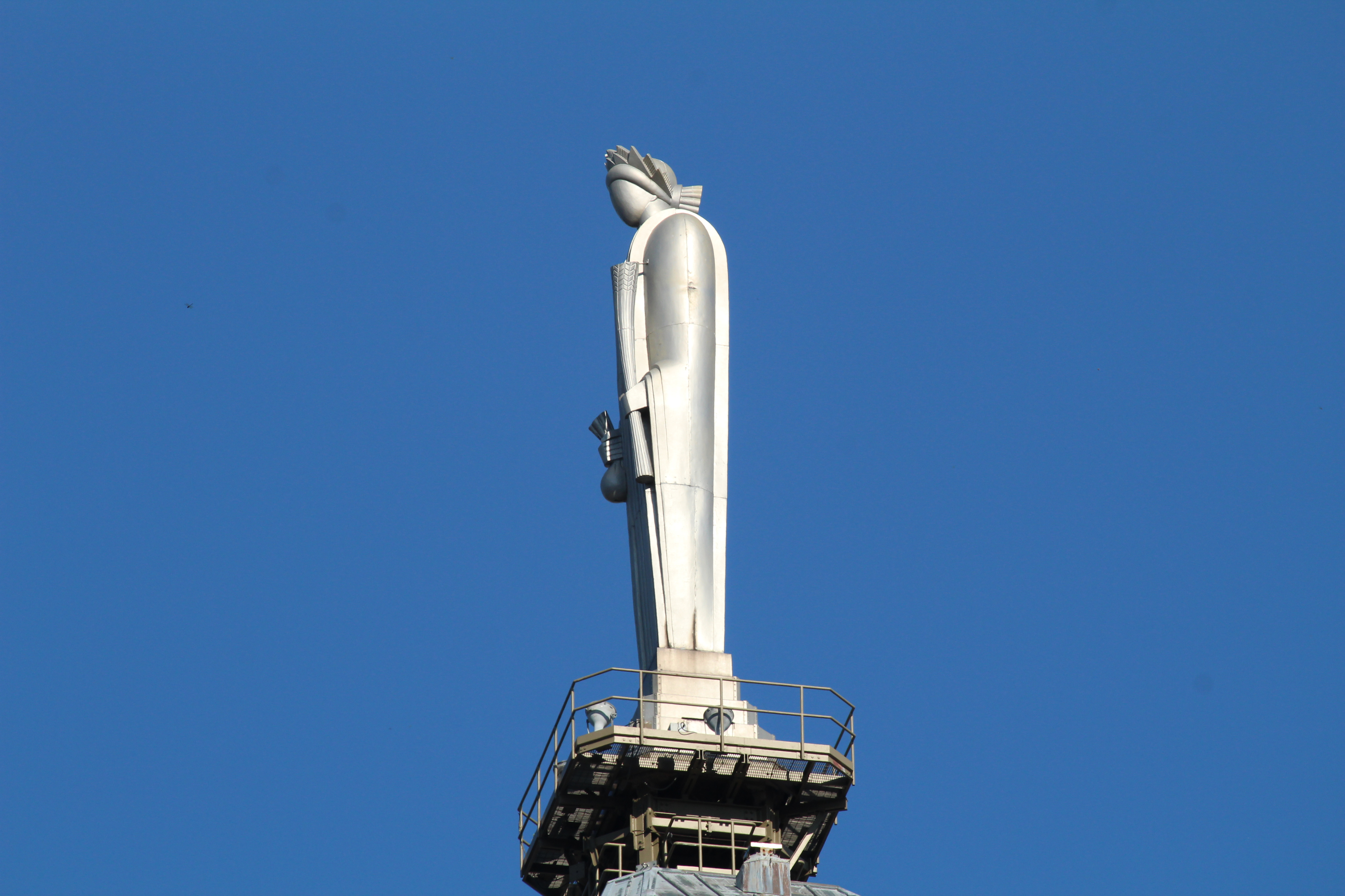 華やかな街路の中に残る静かな建築美