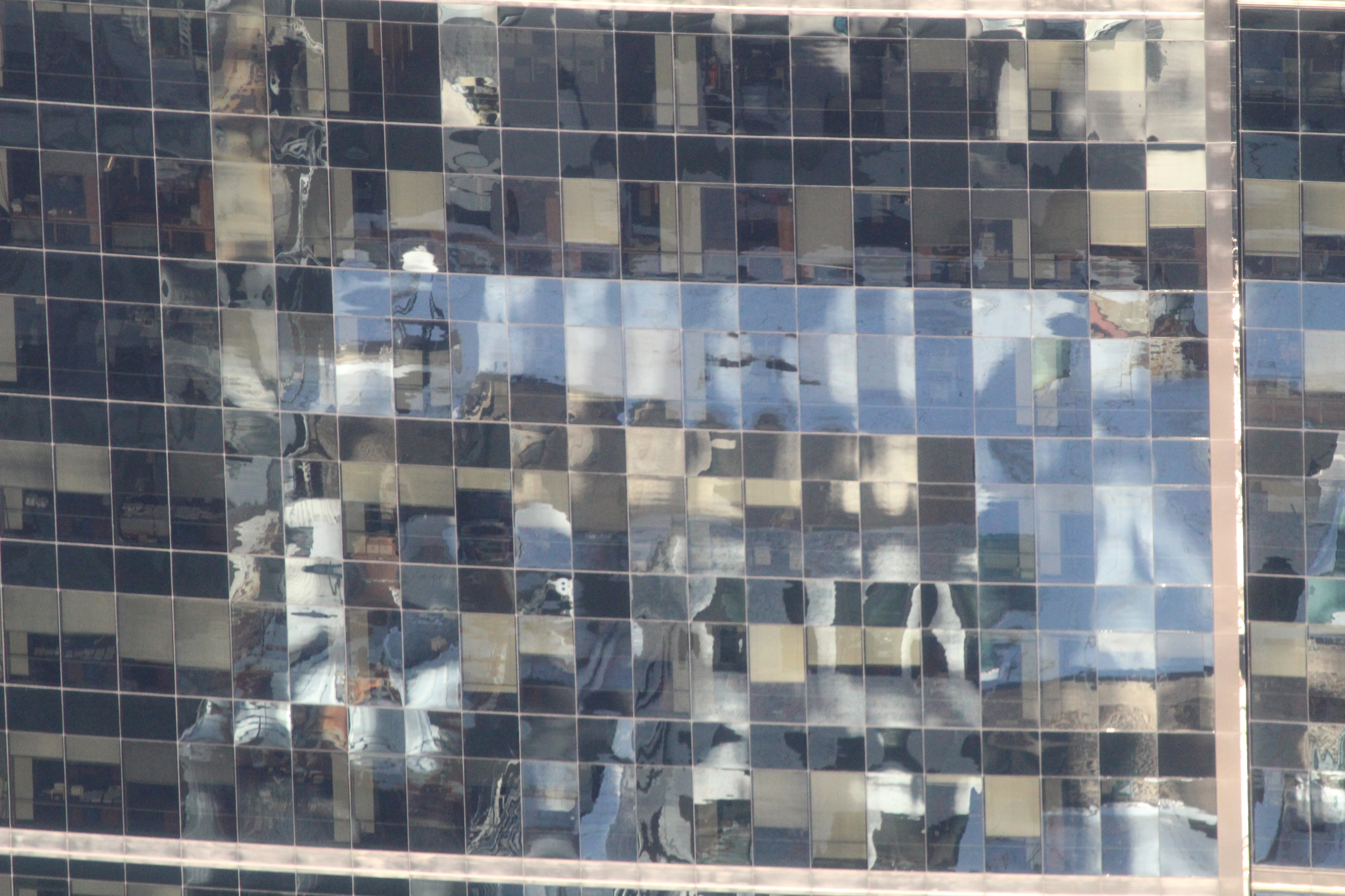 洗練された都市文化を思わせるガラスの反射