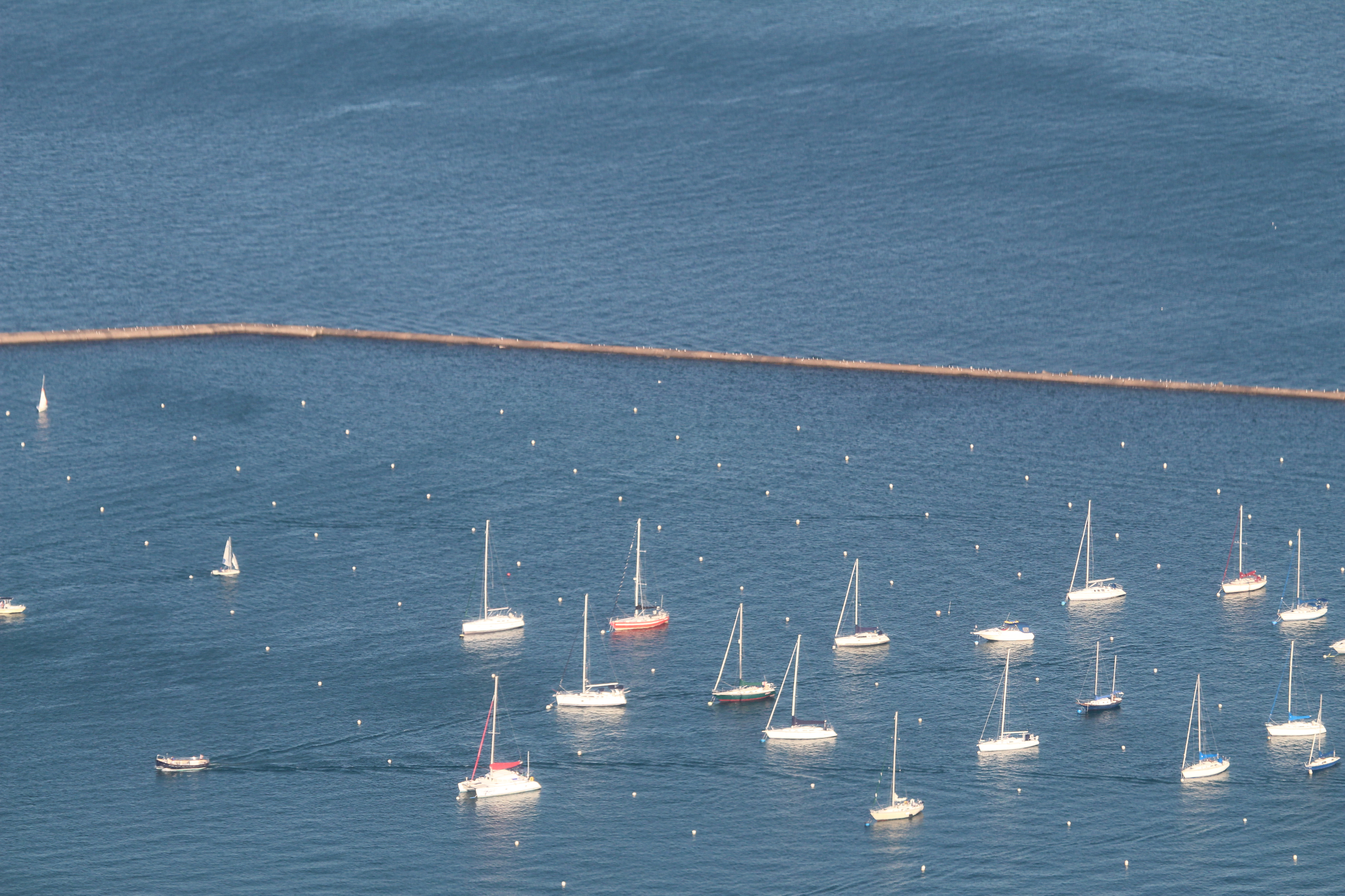 静かな水辺を思わせる広がり
