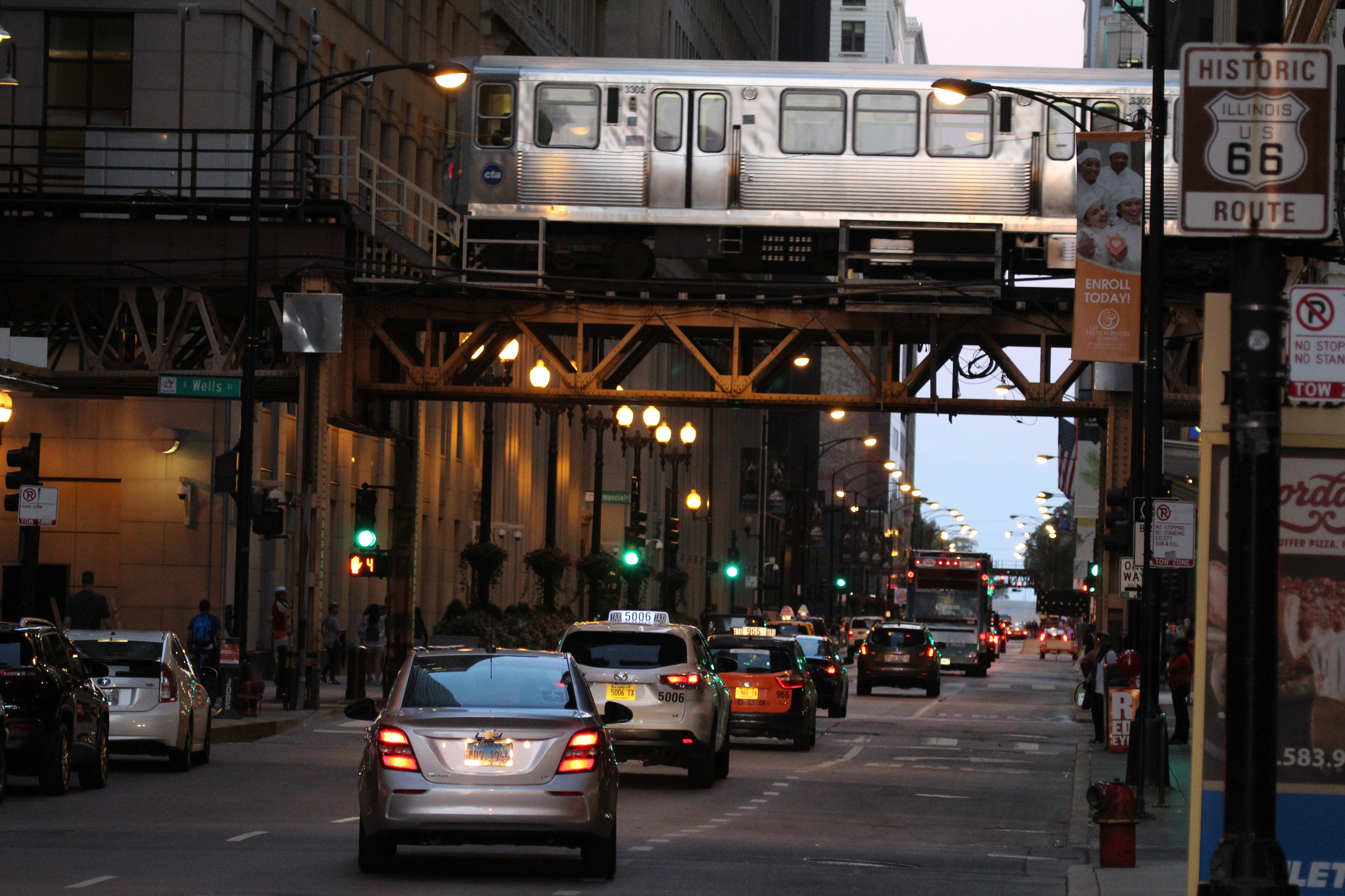 道と町の関係を感じる夕景