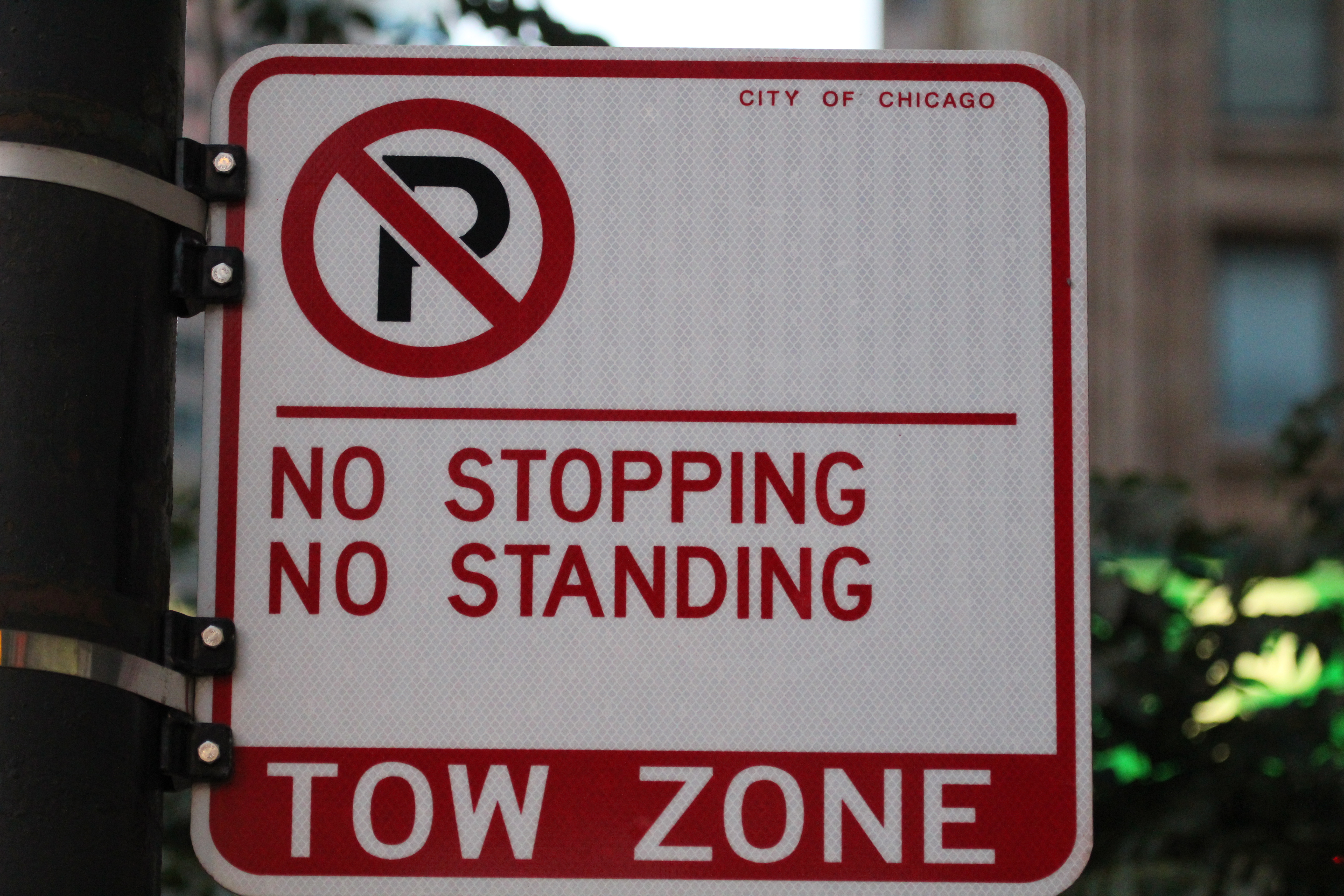 都市の標識と道路文化を思わせるシカゴの街路